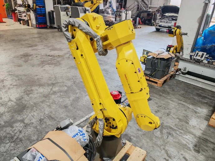 4× FANUC M-20iA · Scarico presse a iniezione